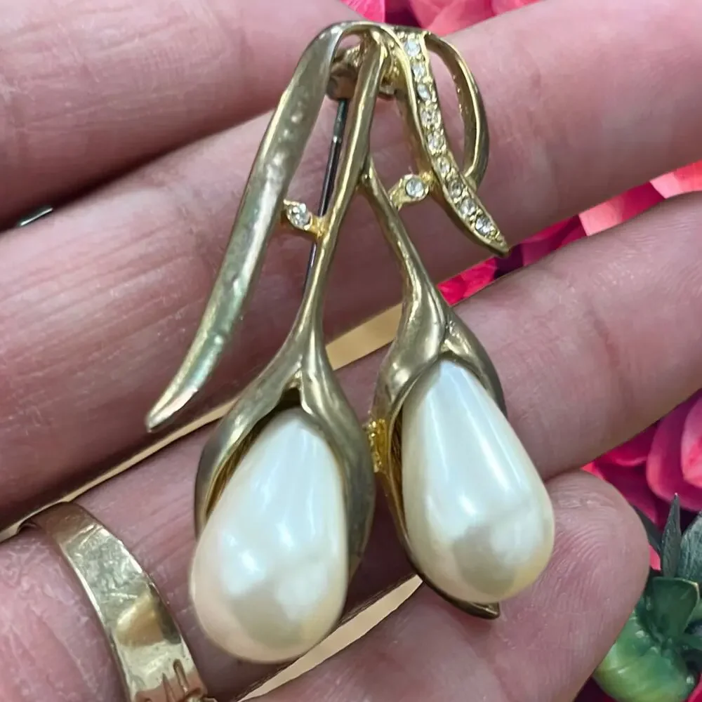 Vintage 70s Pearl and Crystal Stone Gold Brooch Double Pearl Drip Granny Cottage
